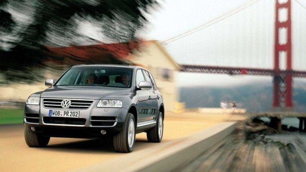 Едва ли някой е очаквал да види в списъка този семеен SUV. Разбира се, Touareg е малко вероятно кандидат за него, но моделите от първото и второто поколение притежават мощен 5-литров V10 дизелов двигател. С 345 коня в най-мощната си версия, това бе един от най-бързите начини да закарате децата на училище в първите години на новия век.